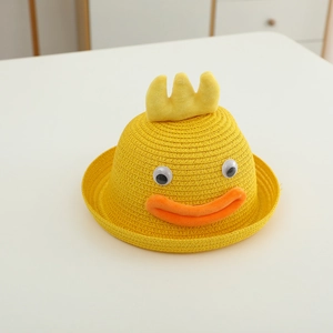 Détail d'un chapeau de paille jaune pour enfants avec yeux et bec de canard en 3D