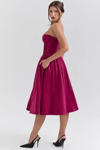 Dettaglio dell'abito midi bordeaux senza spalline con stecche corsetto e tasche