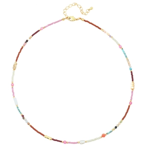 Collier bohème fait main avec perles colorées, coquillages et fermoir doré ajustable