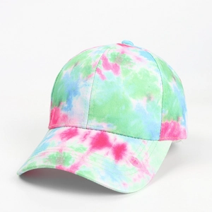 Détail du motif tie-dye sur la casquette en coton avec des tourbillons roses et bleus