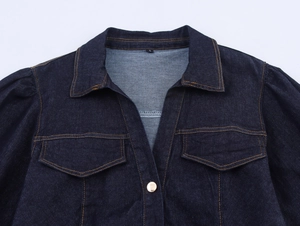 Dettaglio del colletto e delle tasche della camicia di jeans blu scuro con cuciture premium