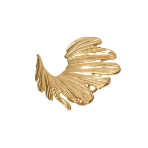 Bague ouverte en acier inoxydable doré 18 carats avec design d'aile sur fond blanc