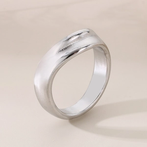 Anello irregolare in acciaio al titanio argento con trama metallica liscia minimalista