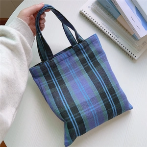 Detaillierte Nahaufnahme einer kleinen Retro-Canvas-Einkaufstasche mit Karomuster