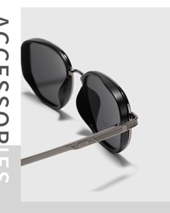 Détail de lunettes de soleil polarisées avec charnière en métal à texture quadrillée