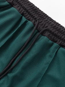 Détail du tissu gaufré et de la taille à cordon de l'ensemble de plage décontracté