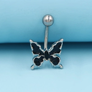 Détail d'un piercing de nombril en acier argenté avec pendentif papillon en émail noir
