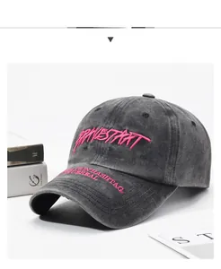 Vue détaillée de la broderie 3D rose sur casquette de baseball en coton délavé