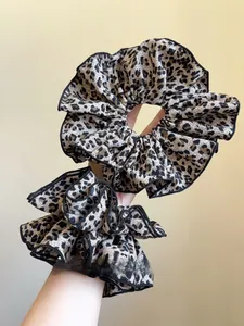Dettaglio macro di elastici leopardati con tessuto in chiffon e cuciture nere ai bordi