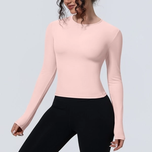 Détail du t-shirt de yoga rose à manches longues montrant le tissu et la coupe ajustée