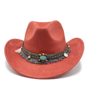 Détail d'un chapeau bohème avec perles turquoise et texture daim sur fond blanc