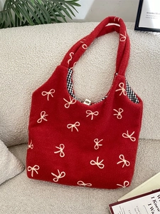 Sac fourre-tout en peluche rouge avec broderie de nœuds blancs et doublure à carreaux