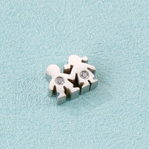 Détail du pendentif garçon et fille en acier inoxydable argenté avec petits diamants