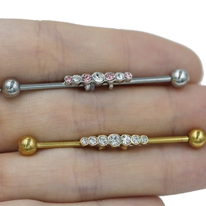Gros plan de barbells industriels avec cristaux marquise en finitions argent et or