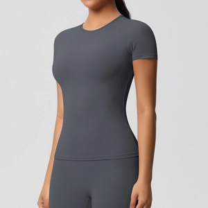 Détail du t-shirt de sport moulant en tissu brossé gris foncé hautement élastique