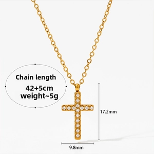Détail du collier pendentif croix dorée avec zircons et infos sur la chaîne de 42+5cm