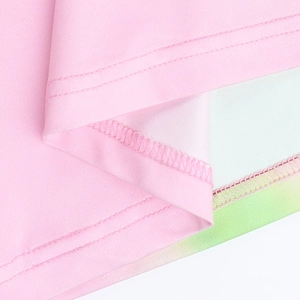 Dettaglio ravvicinato del tessuto sfumato rosa e verde con cuciture a doppio ago di qualità