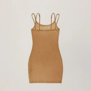 Vue détaillée d'une robe mini moulante beige avec doubles bretelles et texture délavée