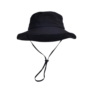 Dettaglio cappello da pescatore impermeabile con sottogola regolabile e tesa rinforzata