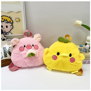 Détail de sacs à dos en peluche cochon et poussin avec tissu doux et trèfle brodé