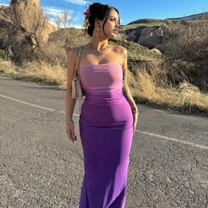 Détail de la robe bustier moulante dégradée rose et violette avec une coupe cintrée