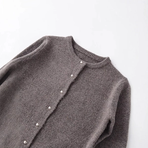 Dunkelbraune Strickjacke mit Rundhalsausschnitt und silbernen Metallknöpfen in der Draufsicht