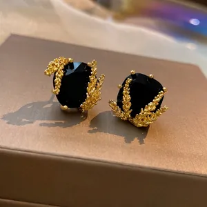 Boucles d'oreilles carrées vintage dorées avec grand cristal noir et motif blé