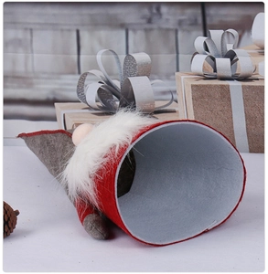 Détail du gnome de Noël sans visage nordique avec base creuse pour décoration de sapin