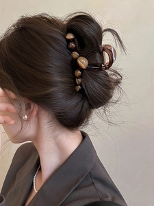 Grande molletta per capelli ambra con perline sfumate vista laterale sulla modella