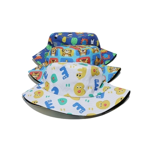 Trois bobs mignons avec imprimés animaux colorés en toile de coton bleue et blanche