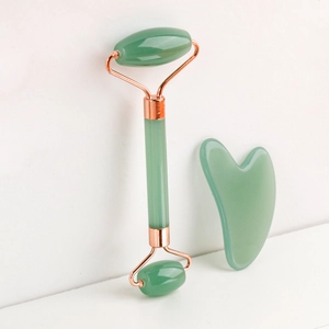Rullo di giada verde e set gua sha a cuore con elegante montatura in metallo oro rosa