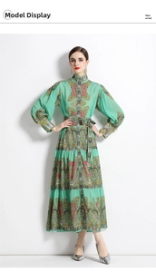 Détails de la robe longue émeraude style vintage avec imprimé floral et col à boutons