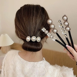 Set de moldeador de moños con flores y perlas en modelo para decoración elegante de pelo