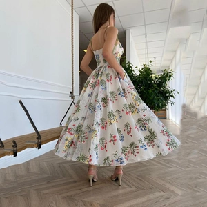 Elegantes rückenfreies Midi-Blumenkleid mit Spaghettiträgern und fließendem Saum