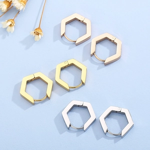 Trois paires de boucles d'oreilles hexagonales en acier coloris or rose, doré et argent