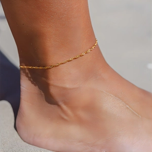 Cavigliera classica in acciaio inossidabile placcato oro 18k da donna in spiaggia