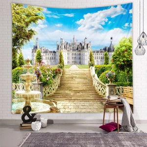 Detail eines Polyester-Wandteppichs mit europäischem Schlossgarten und Royallandschaft