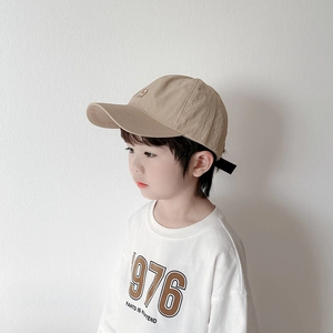 Détail d'une casquette enfant kaki à séchage rapide montrant les trous d'aération