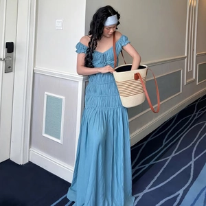 Robe longue plissée bleue à col en V avec manches bouffantes et sac panier en paille