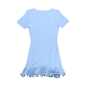 Détail de la robe en maille bleu clair avec ourlet à volants et bordure noire