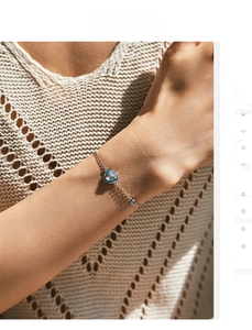 Vue détaillée du bracelet en argent S925 avec émail turquoise et incrustation zircon