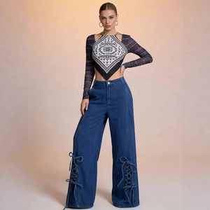Top corto con stampa paisley e jeans a gamba larga a vita alta con lacci laterali