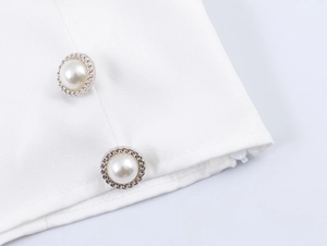 Détail du tissu blanc texturé avec boutons de perles élégants et fermeture éclair latérale