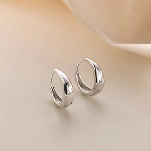 Paire de boucles d'oreilles minimalistes argentées en forme de goutte au fini poli miroir