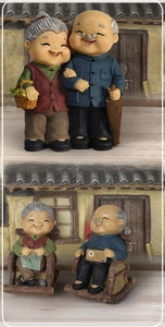 Dettaglio di figurine in resina di coppia anziana con design funzionale salvadanaio