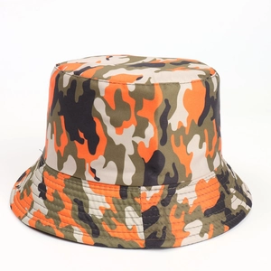 Détail du chapeau camouflage orange montrant les coutures du bord et le tissu sergé durable