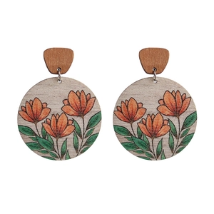 Boucles d'oreilles bohèmes rondes en bois avec motif floral orange sur fond blanc