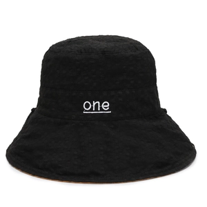 Chapeau bob noir à large bord avec broderie blanche et doublure marron sur fond blanc épuré