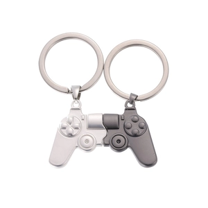 Set aus zwei Game-Controller Schlüsselanhängern in Silber und Dunkelgrau als Geschenk