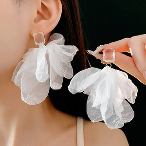 Makroaufnahme weißer Organza-Blütenohrringe mit klarem rechteckigem Zirkonia-Detail
